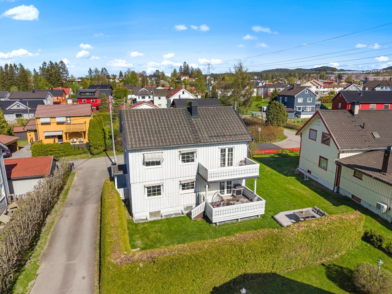 Boligen ligger i et attraktivt og familievennlig område på Fjellhamar i Lørenskog kommune, på grensen til Strømmen. Dette er et svært populært område å bosette seg i, uansett alder og livssituasjon. Galleribilde