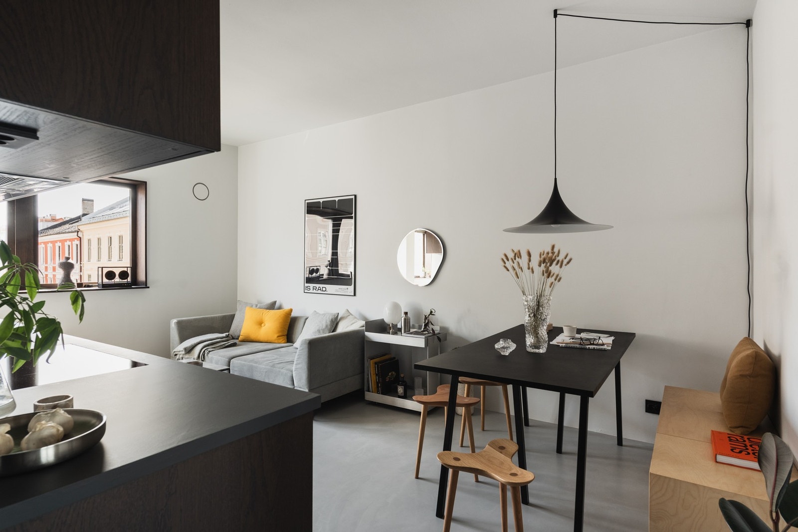 Gjennomført stue og kjøkken med et helhetlig designuttrykk og nøye avstemte materialvalg. Galleribilde
