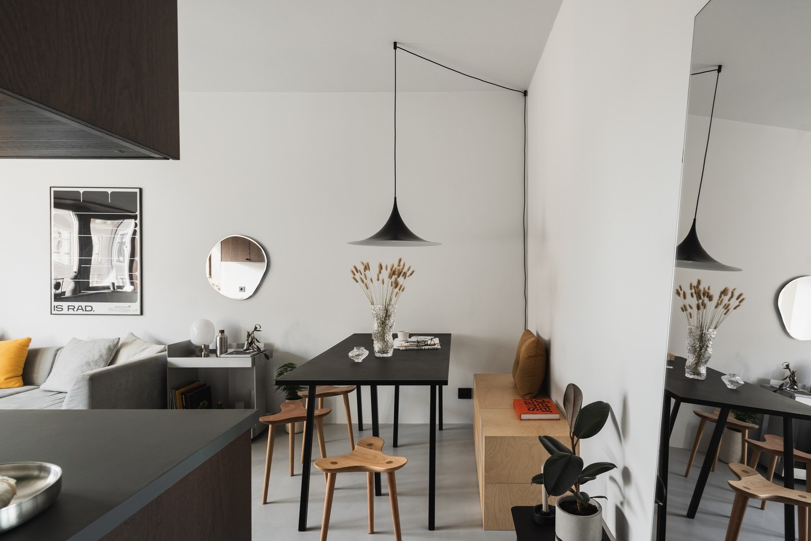Et gjennomført oppholdsrom for deg som setter pris på design, funksjon og detaljer. Galleribilde