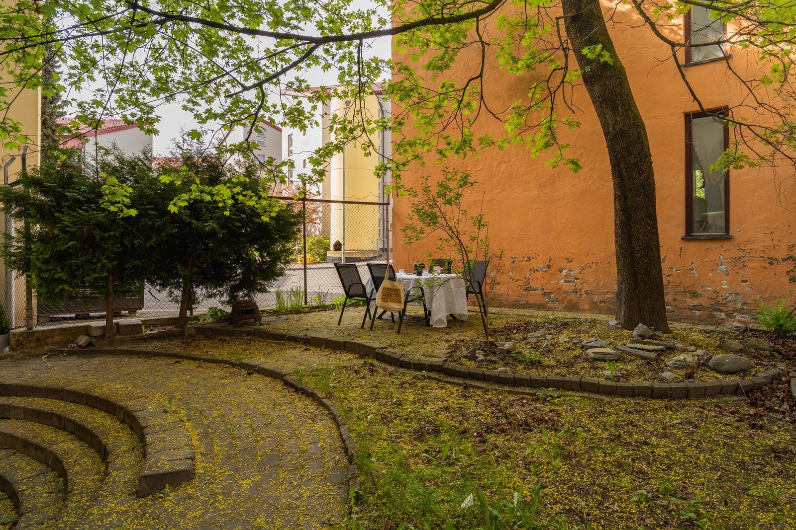Hyggelig bakgård som gir et rolig pusterom midt på Grünerløkka. Galleribilde