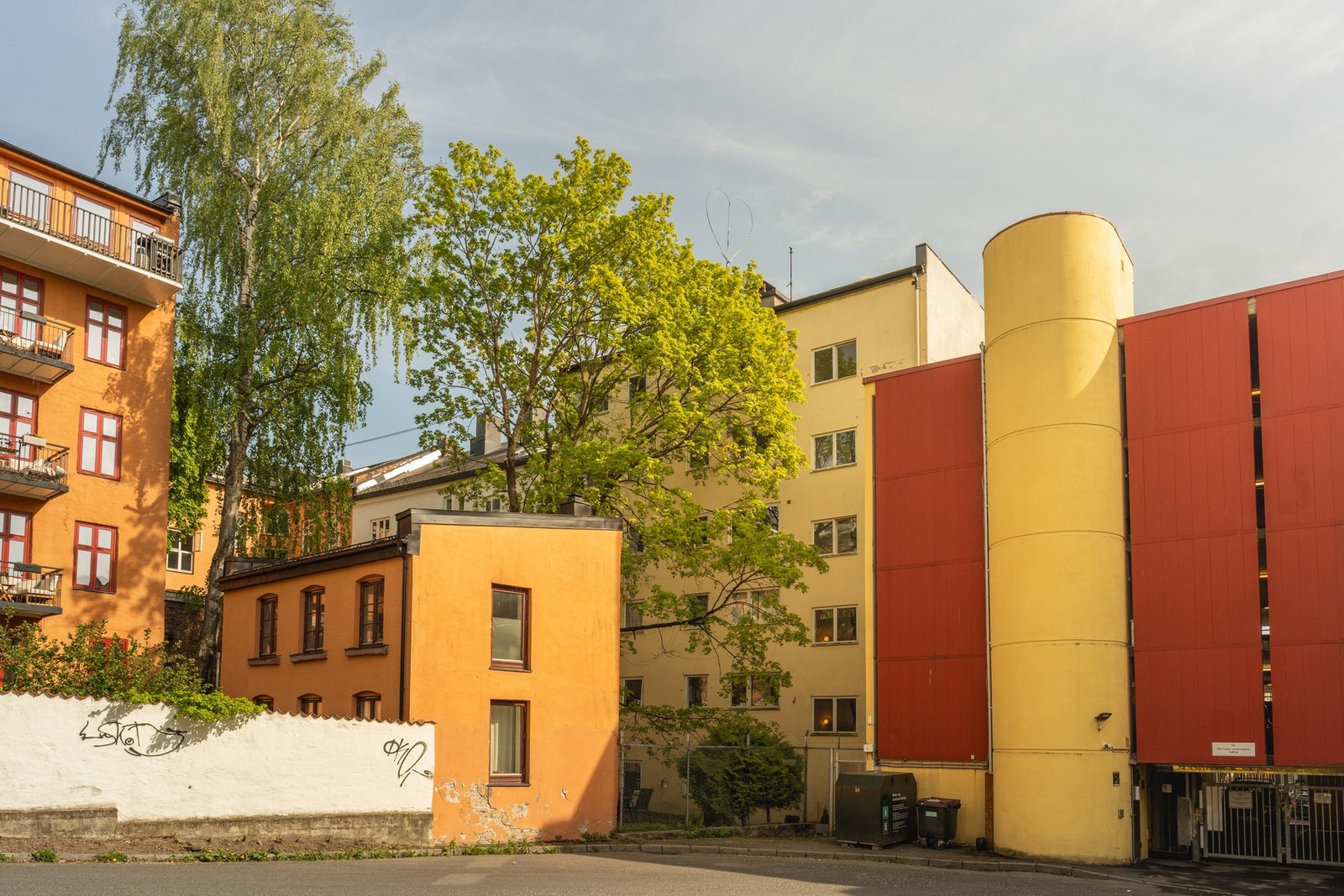 Felles bakgård med fin ramme for kaffepauser og hyggelige sommerdager. Galleribilde