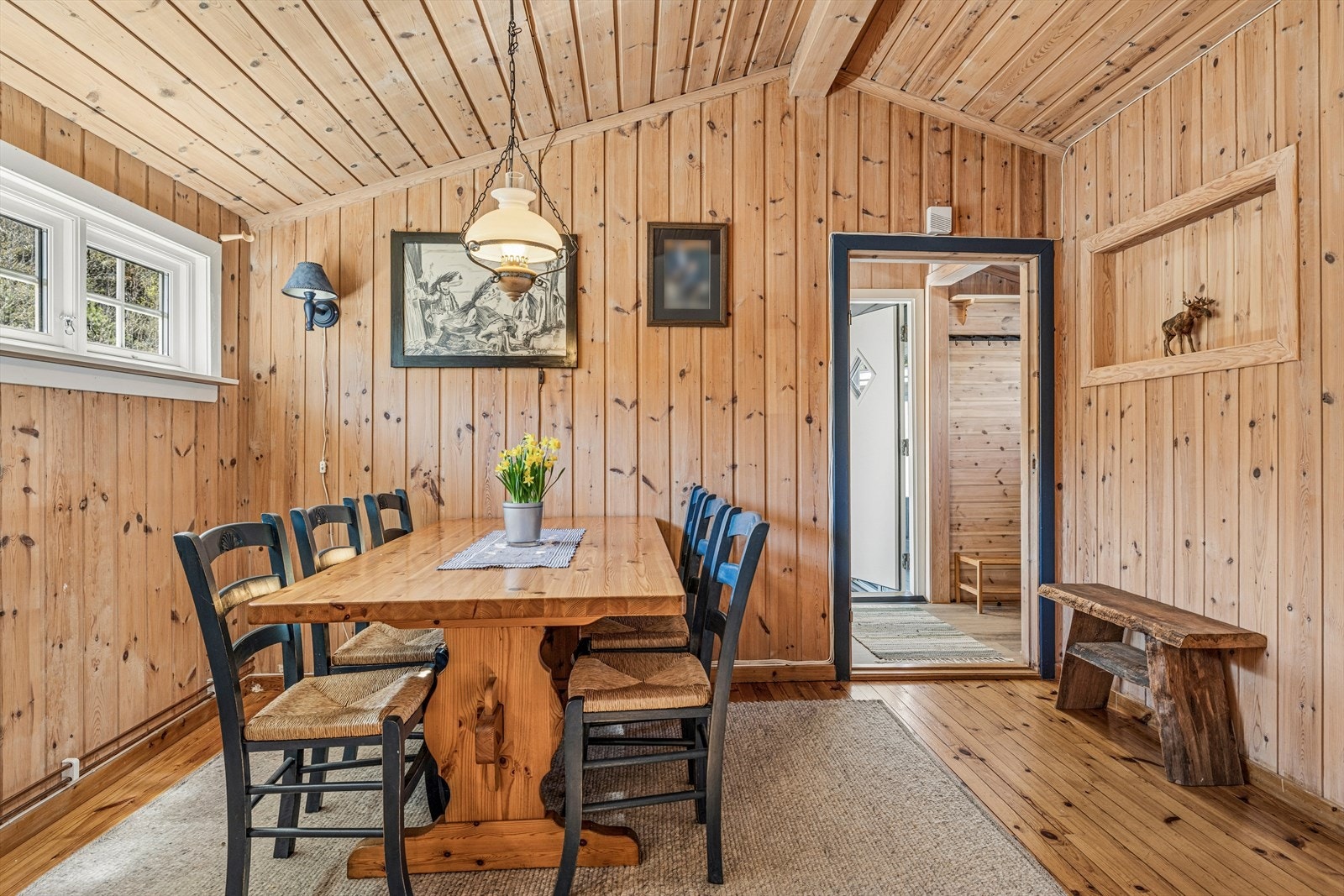 Spisestuen har god plass til et langbord for hyggelige måltider med familie og venner. Galleribilde