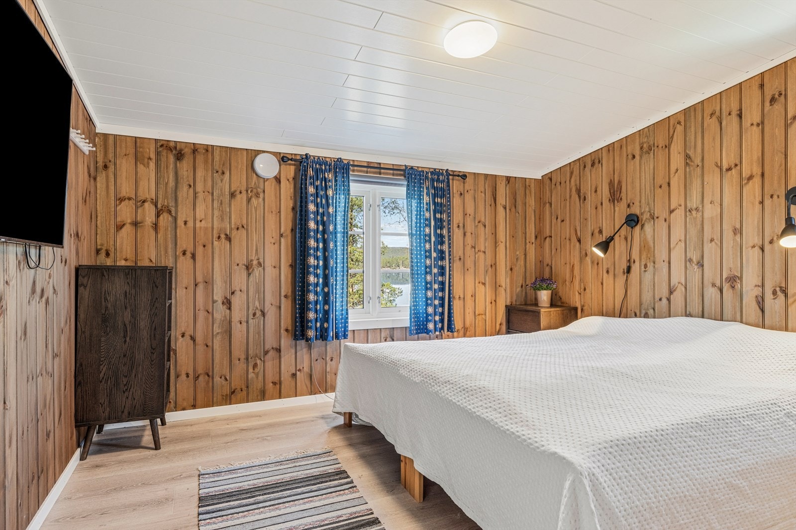 Hovedsoverommet har god plass til dobbeltseng og oppbevaring. Galleribilde