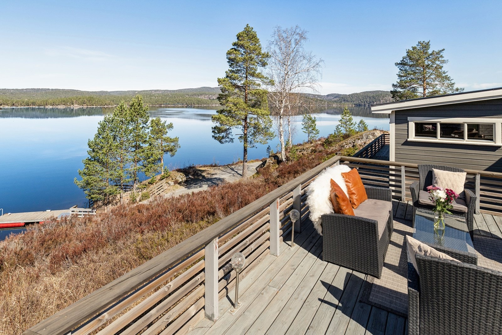 Utsikten fra terrassen er åpen og vidstrakt over vannet. Galleribilde