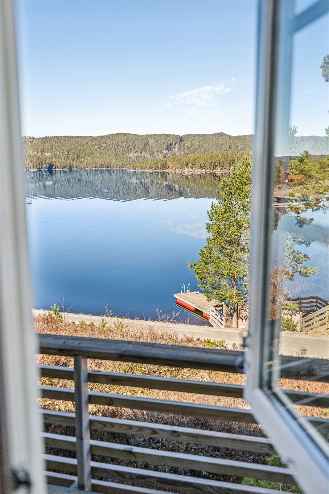 Utsikt fra et av soverommene, med vannet som et vakkert blikkfang. Galleribilde