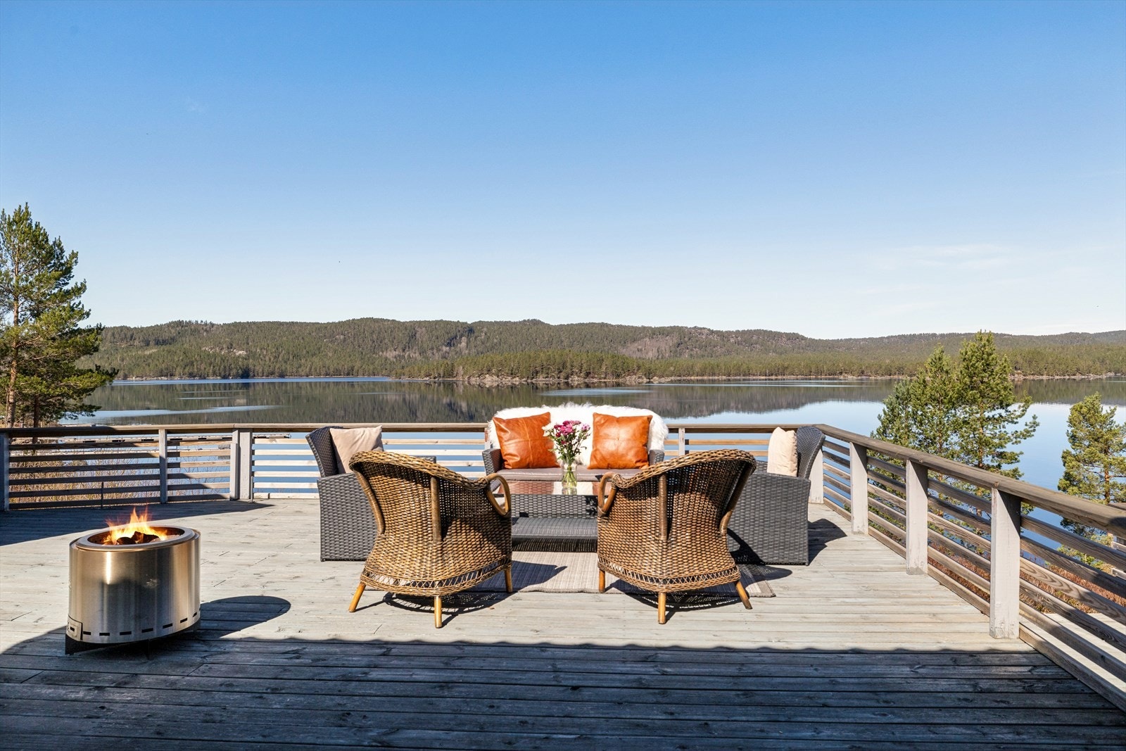 Terrassen har rikelig med plass for flere sittegrupper, solsenger og grill. Galleribilde