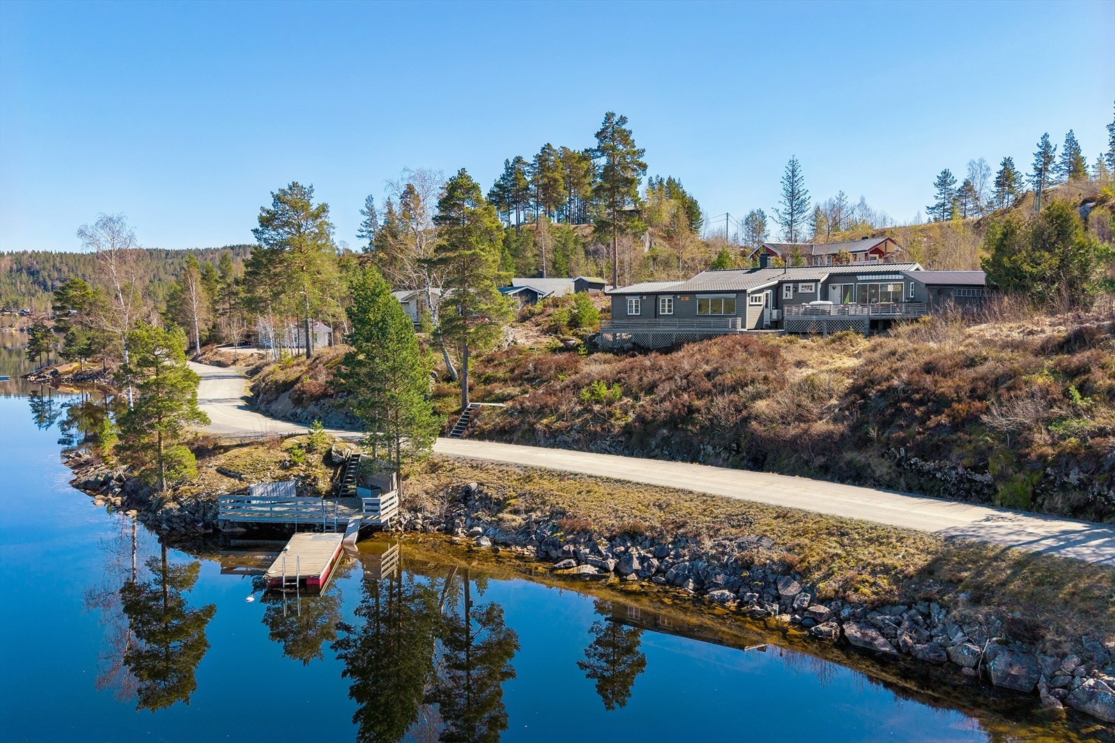 Med egen brygge og umiddelbar nærhet til vannet, er dette et ideelt utgangspunkt for bading, båtliv og fiske. Galleribilde