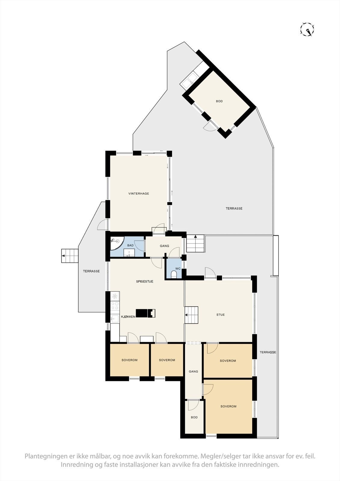 Planløsningen er effektiv med fire soverom, adskilt dusjrom og toalett, og sosiale soner som vender ut mot terrassen og vannet. Galleribilde