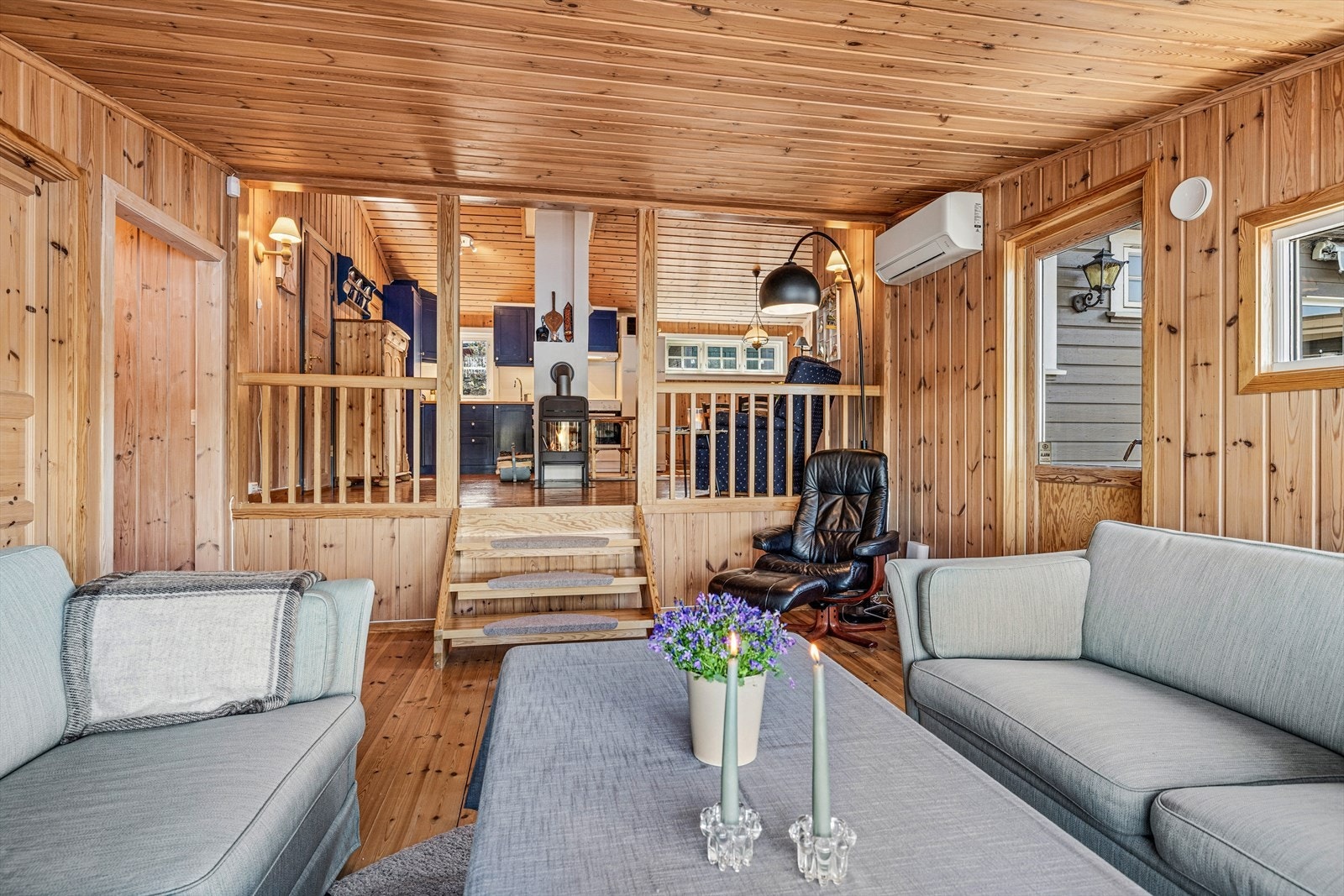 Fra stuen er det en åpen og fin forbindelse opp til kjøkkenet og spisestuen. Galleribilde