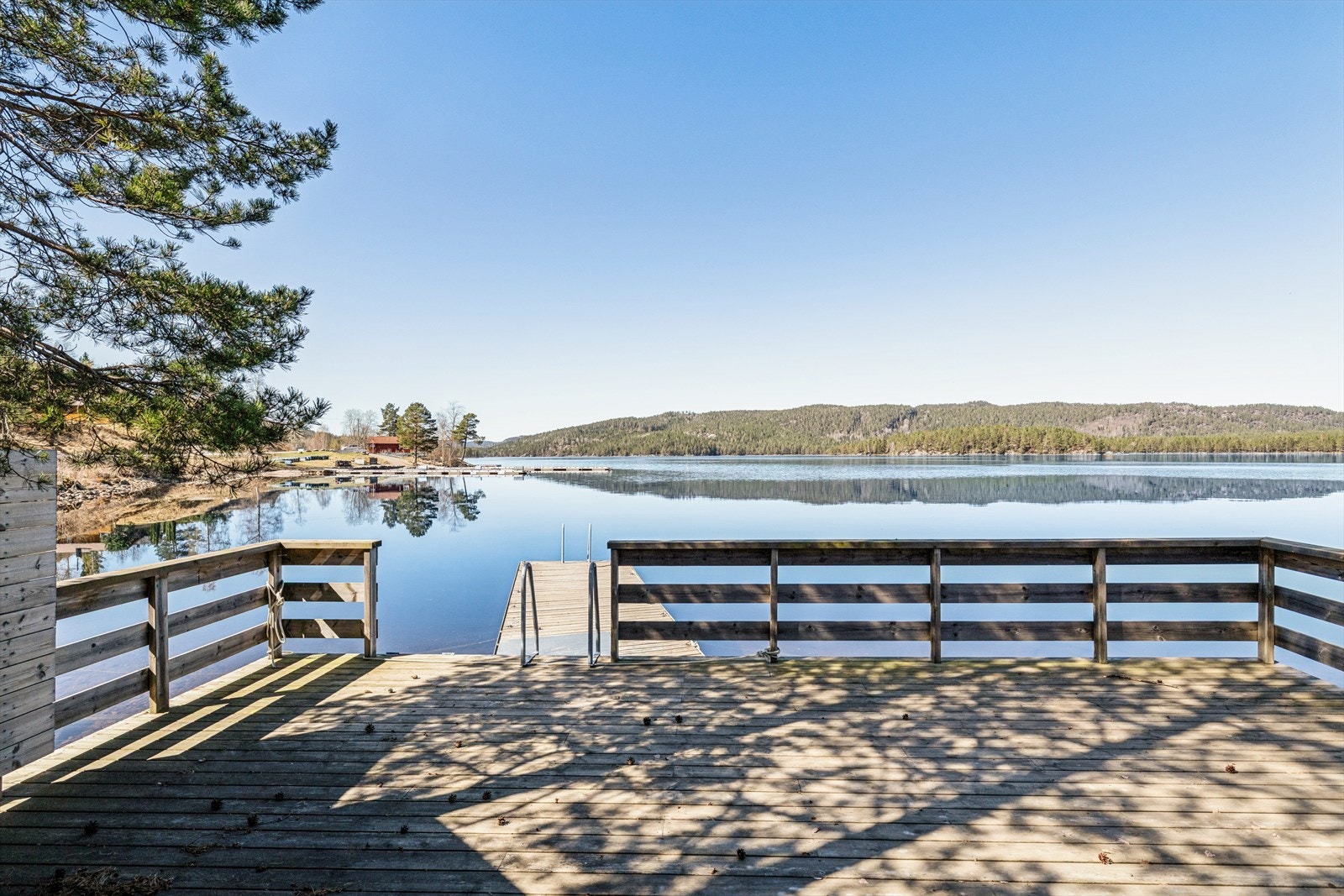 En solid brygge gir trygg fortøyning og er et flott sted for soling og bading. Galleribilde