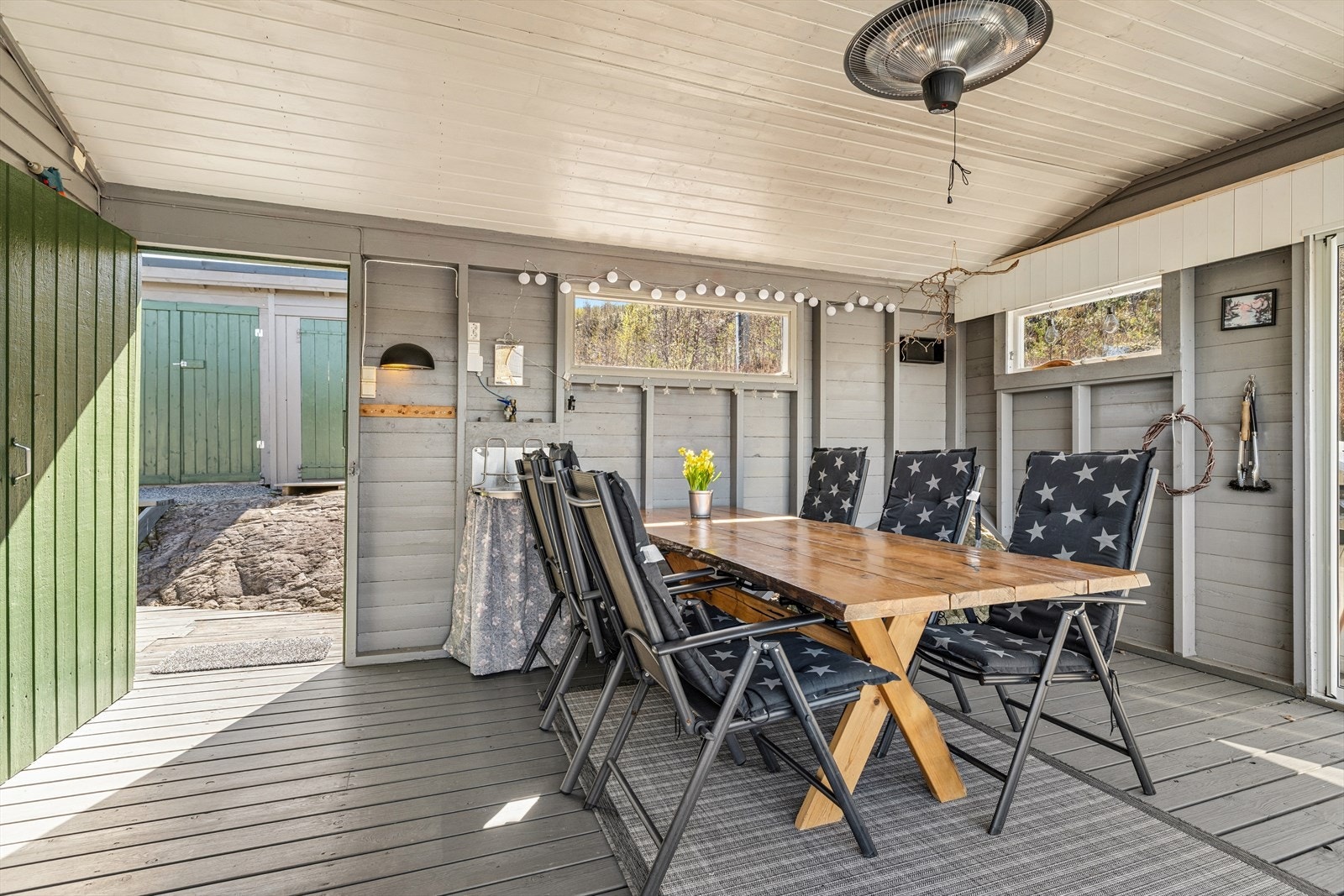 Fra vinterhagen er det direkte utgang til den store, åpne terrassen. Galleribilde