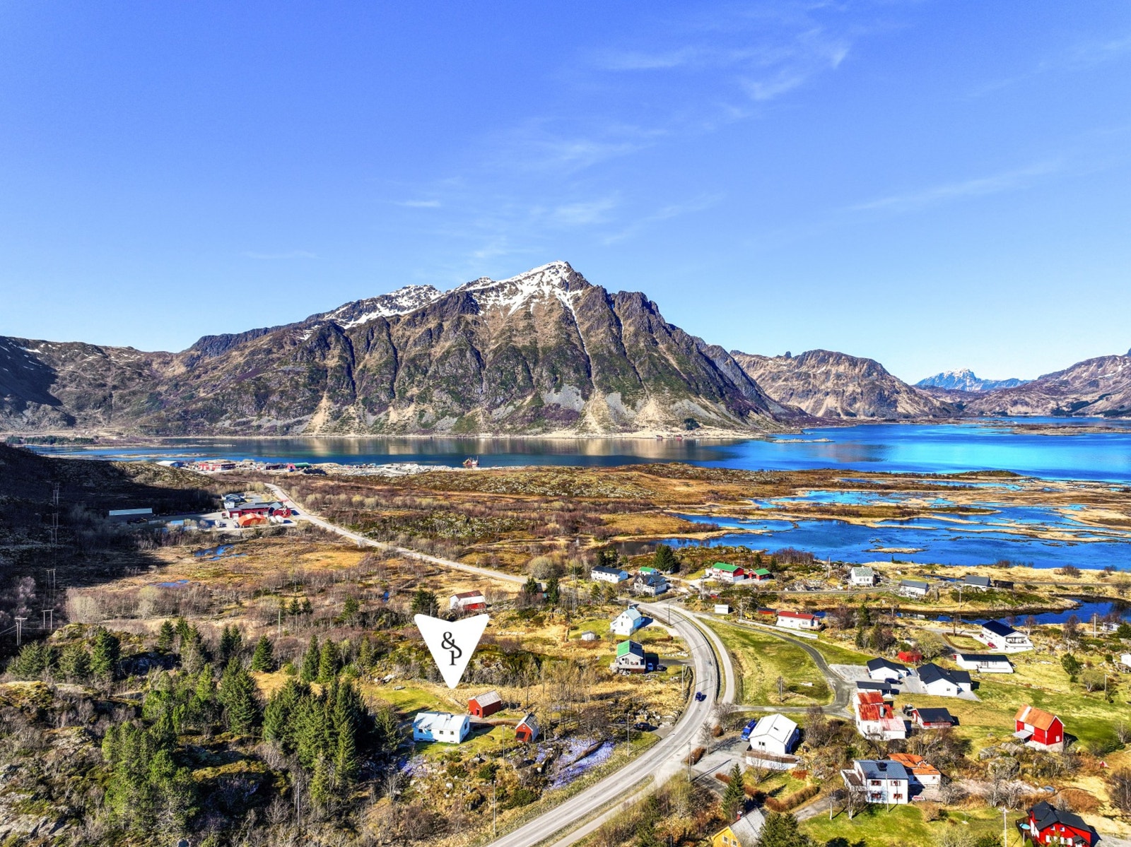 Dette er et innholdsrikt småbruk med en usjenert og tilbaketrukket beliggenhet i Stamsund, sentralt i Lofoten. Galleribilde