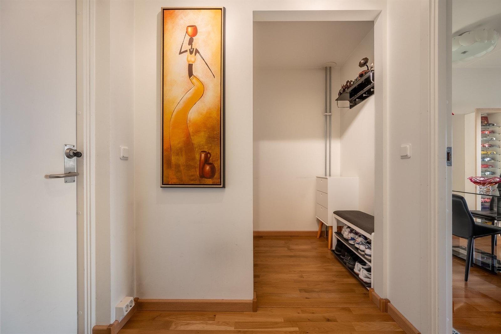 Romslig entré med god romfølelse og oppbevaringsplass Galleribilde