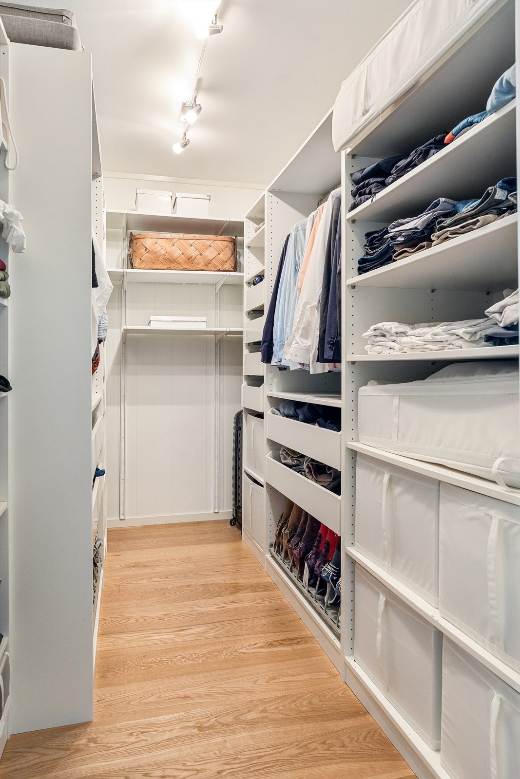 Walk-in closet Galleribilde