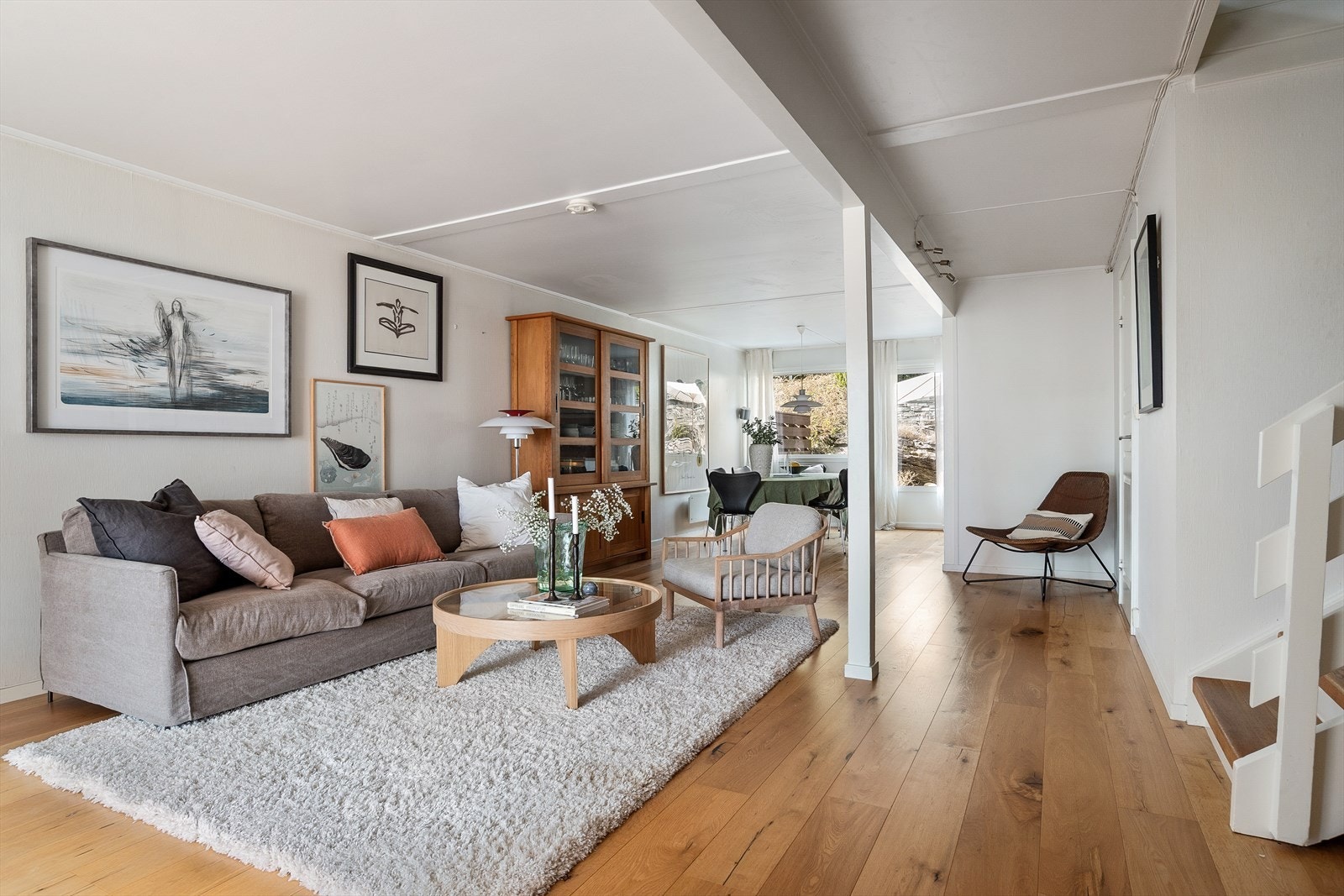 Stuen er lys og delikat med flott 1-stavs gulv. Galleribilde