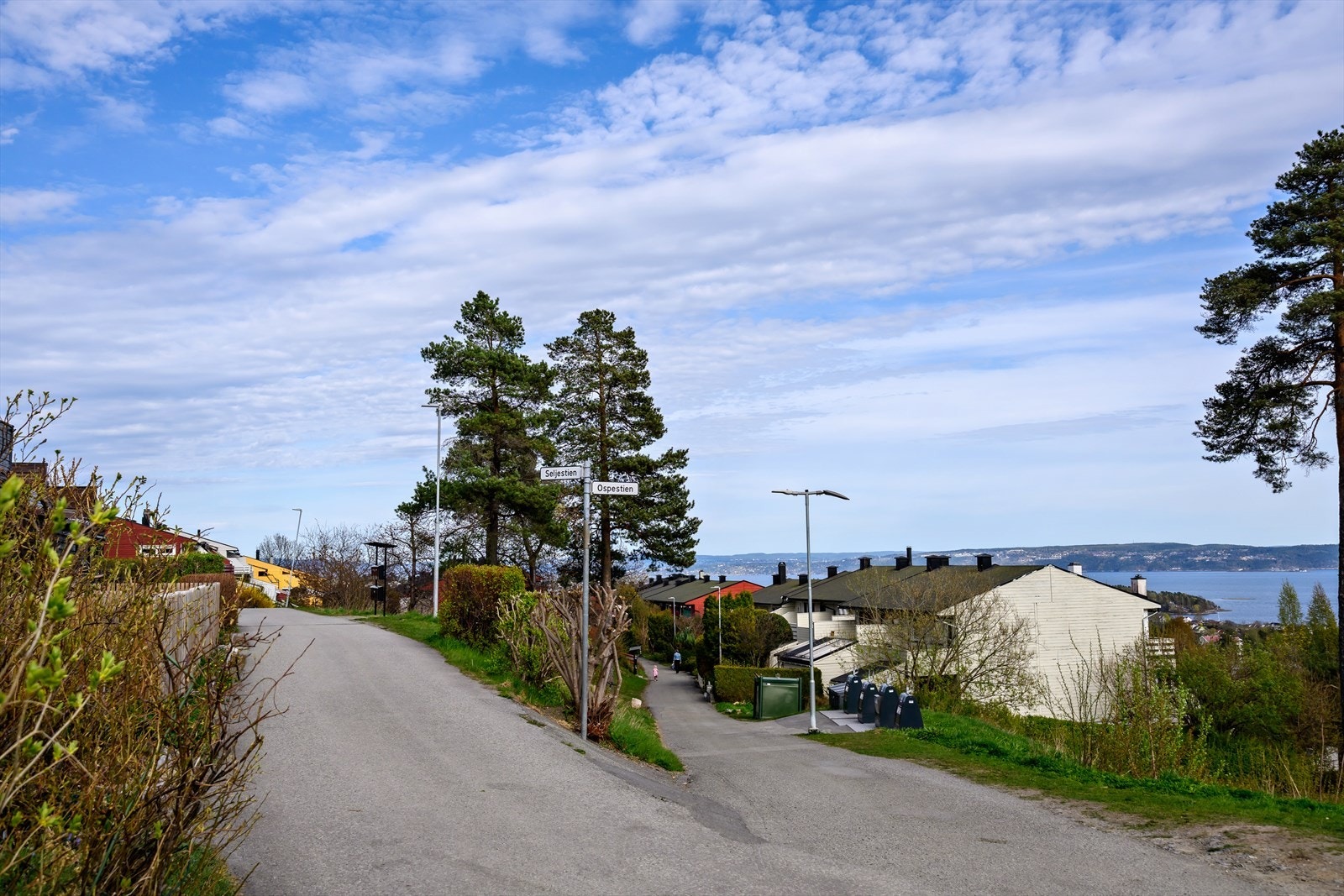 Like nedenfor huset ligger en koselig lekeplass for barna. Galleribilde