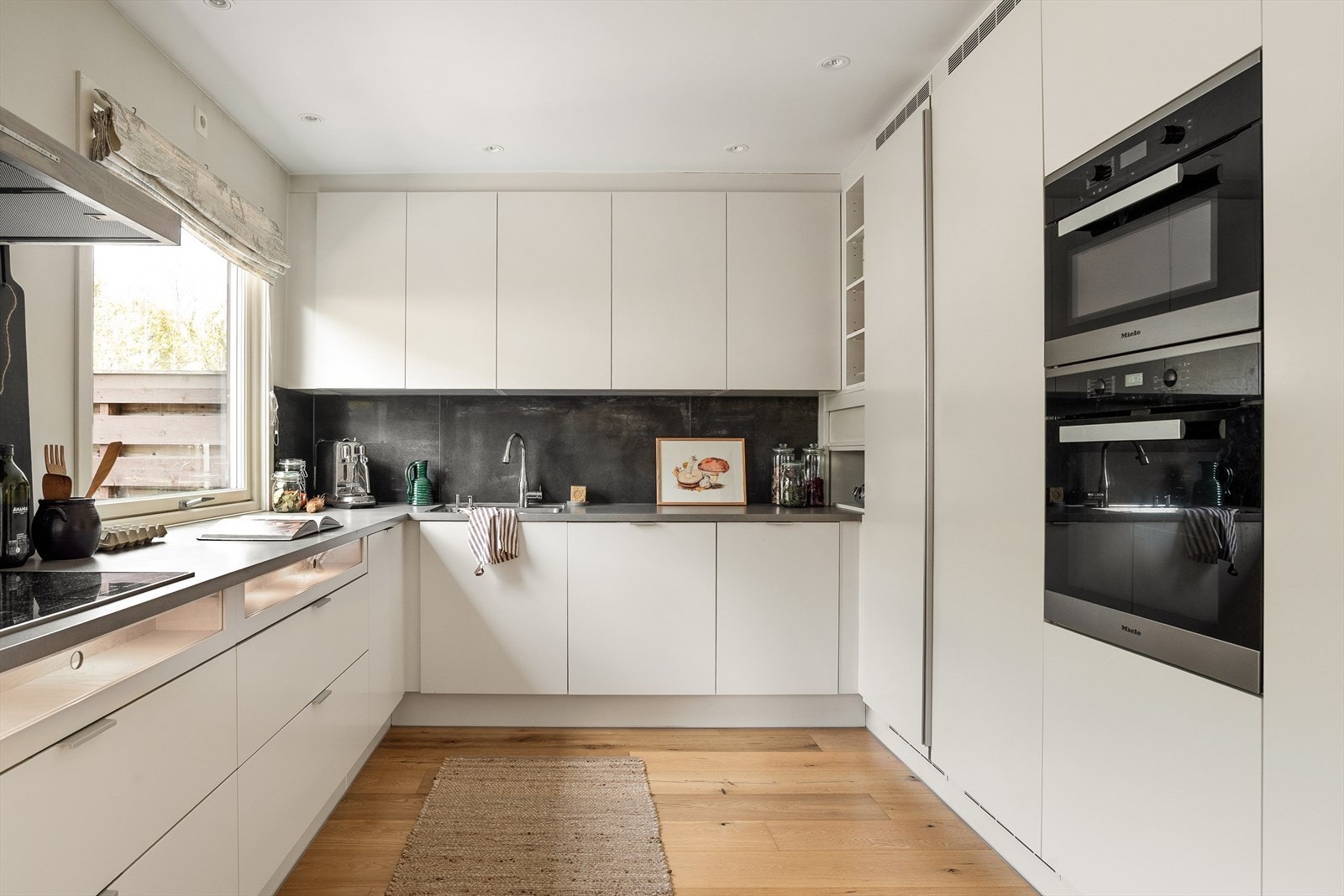 Kjøkkenet ble oppgradert i 2016 med innredning fra HTH og integrerte hvitevarer fra Miele. Galleribilde