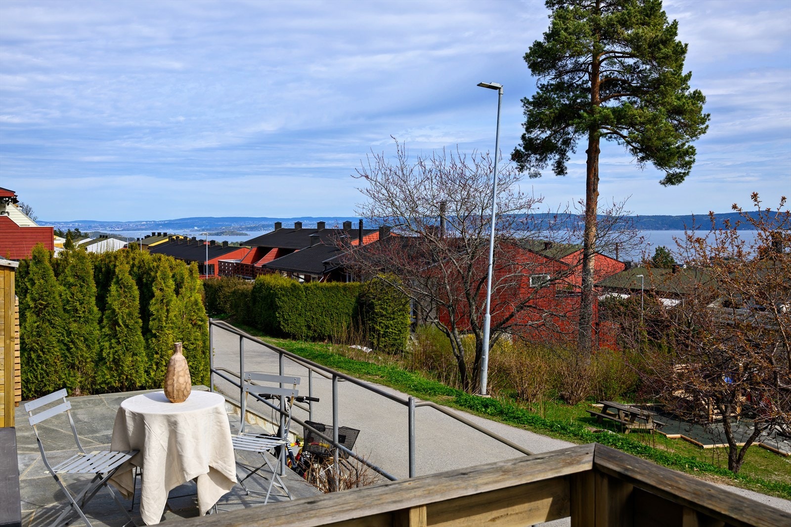 Det er umiddelbar nærhet til barnehager, lekeplasser, idrettsanlegg og skoler, samt kort vei til Asker sentrum. Galleribilde