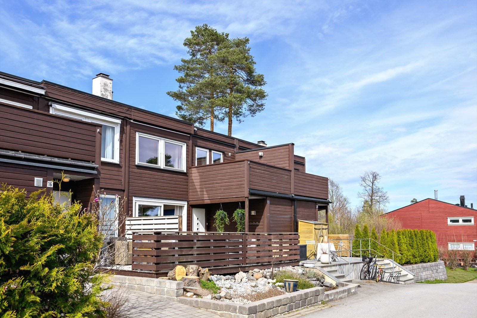 Eiendommen ligger særdeles attraktivt og barnevennlig til, og nabolaget er kjent for et svært godt bomiljø i et veletablert, trygt boområde. Galleribilde