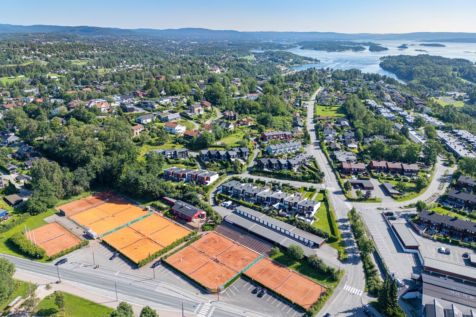 For den aktive familien byr nærområdet på et mangfold av fritidstilbud. Risenga idrettspark har blant annet svømmehall, kunstisbane, skatepark, tennishall, Leikvollhallen og Askerhallen. Galleribilde