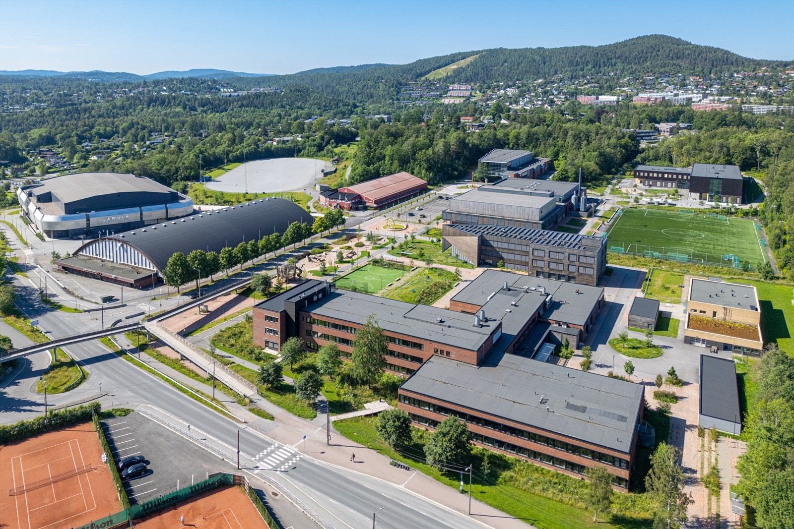 For den aktive familien byr nærområdet på et mangfold av fritidstilbud. Risenga idrettspark har blant annet svømmehall, kunstisbane, skatepark, tennishall, Leikvollhallen og Askerhallen. Galleribilde