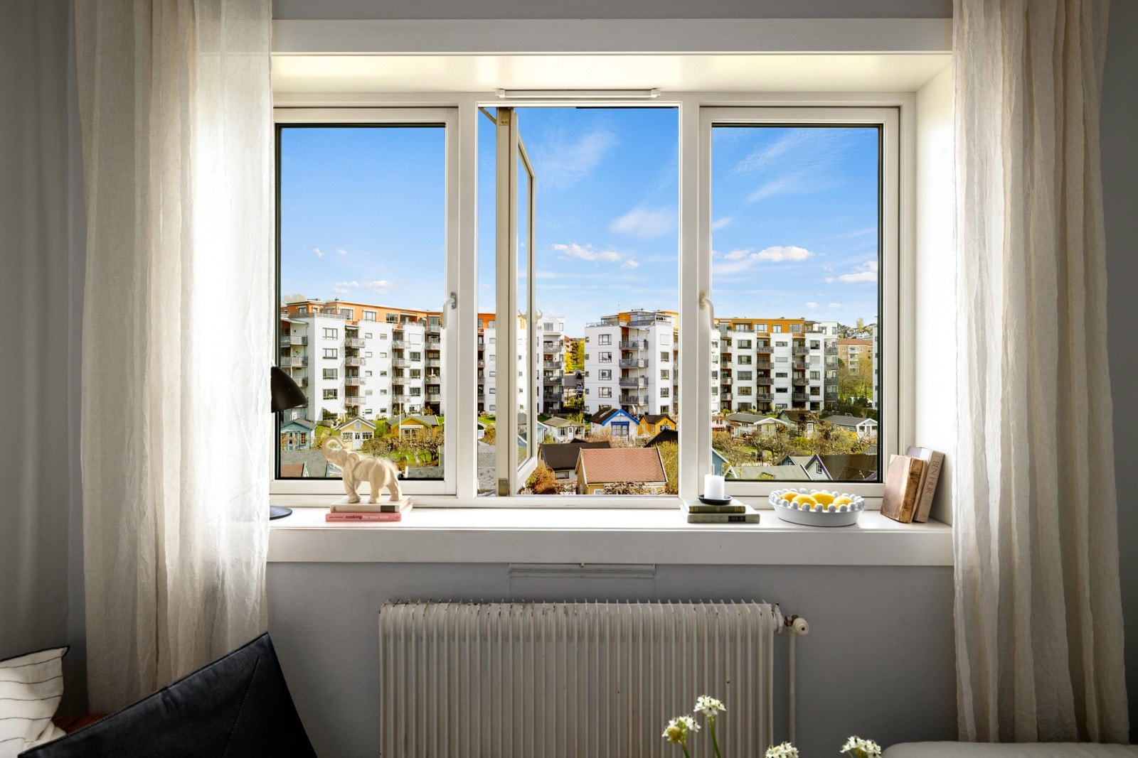 Leiligheten ligger høyt i 4. etasje og har flott utsyn over kolonihagene Galleribilde