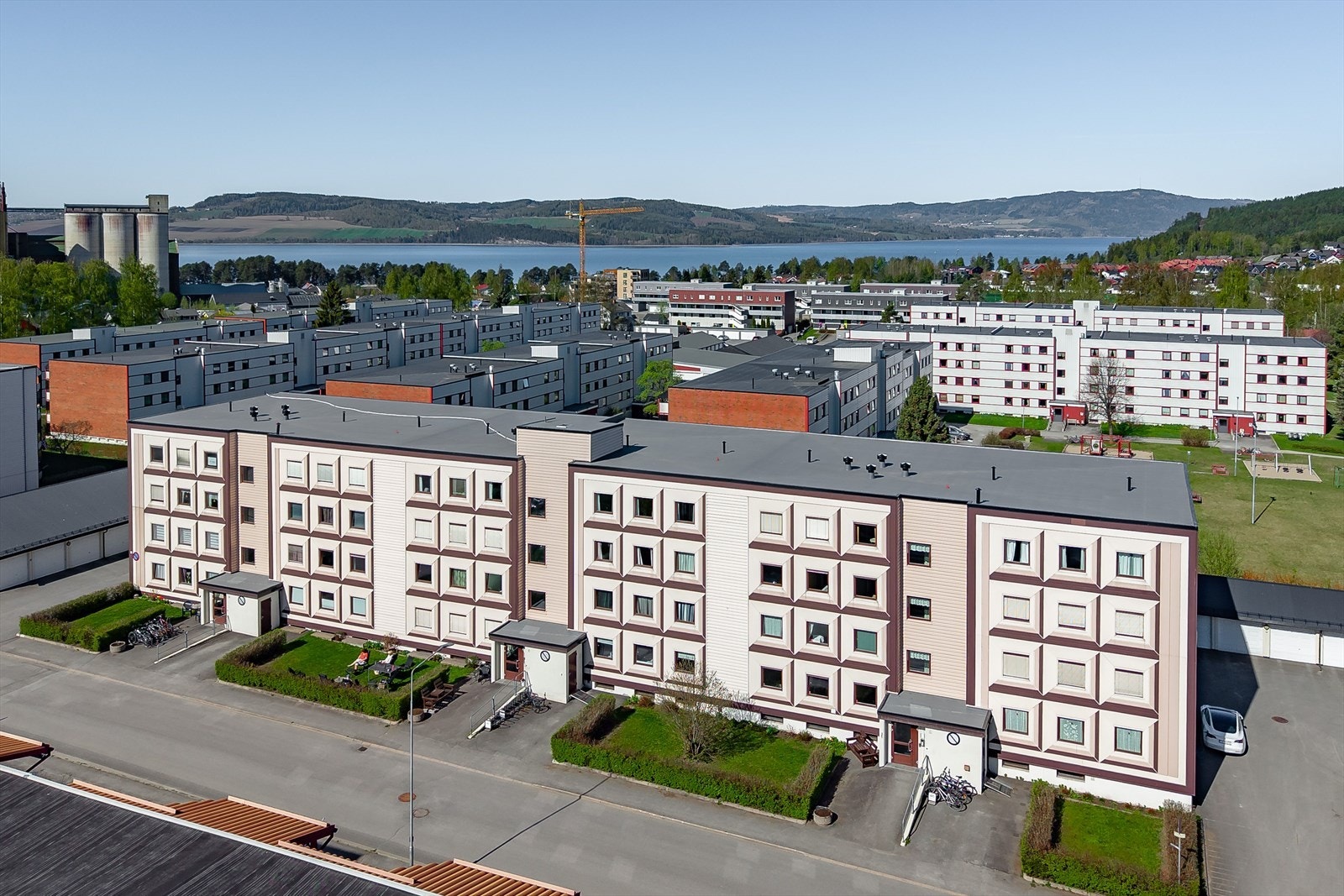 Leiligheten ligger i et veldrevet borettslag på Hamar vest med kort vei til butikker, bussforbindelse og fine turområder for å nevne noe. Galleribilde