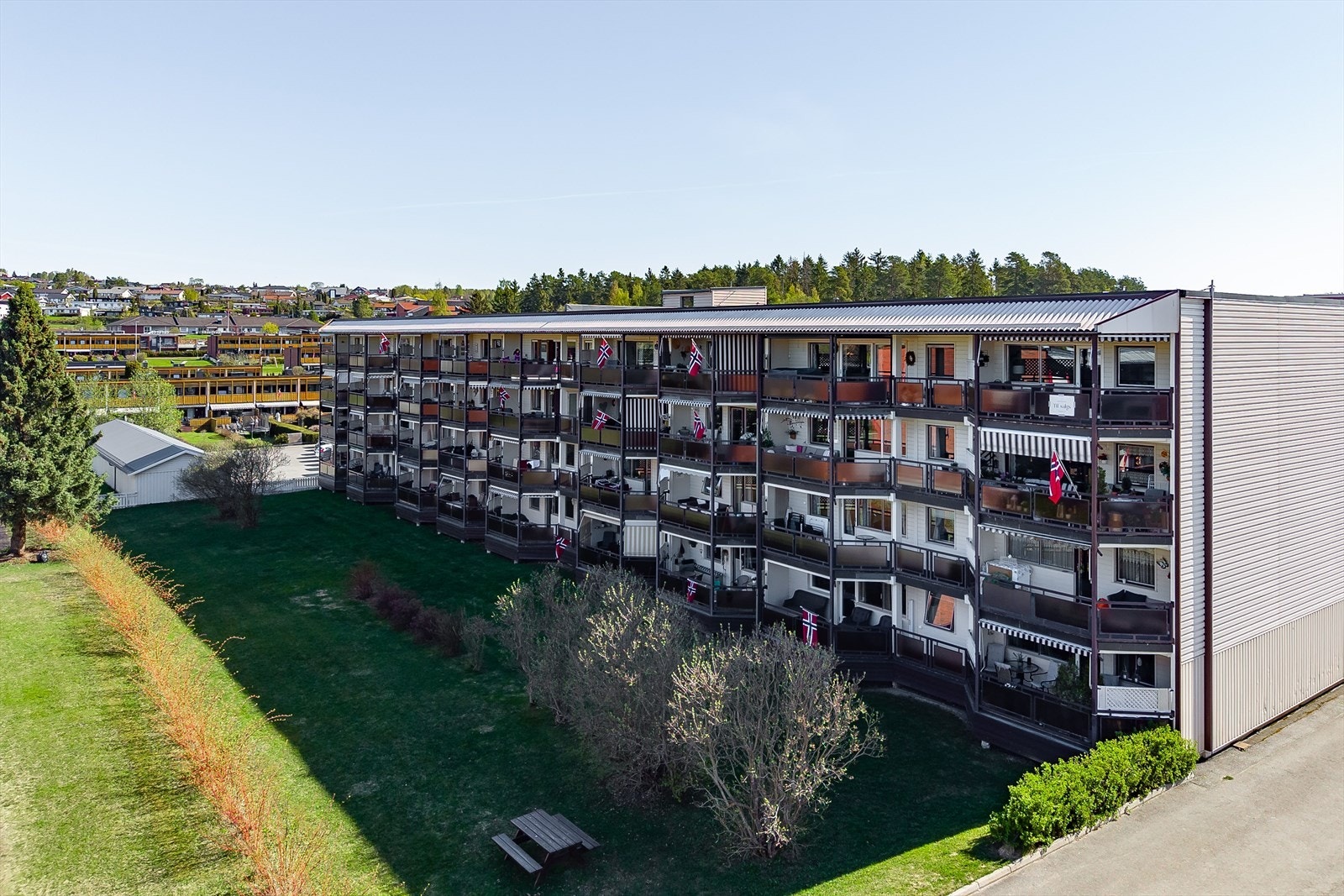 Leiligheten ligger i 3. etasje i dette bygget. Galleribilde