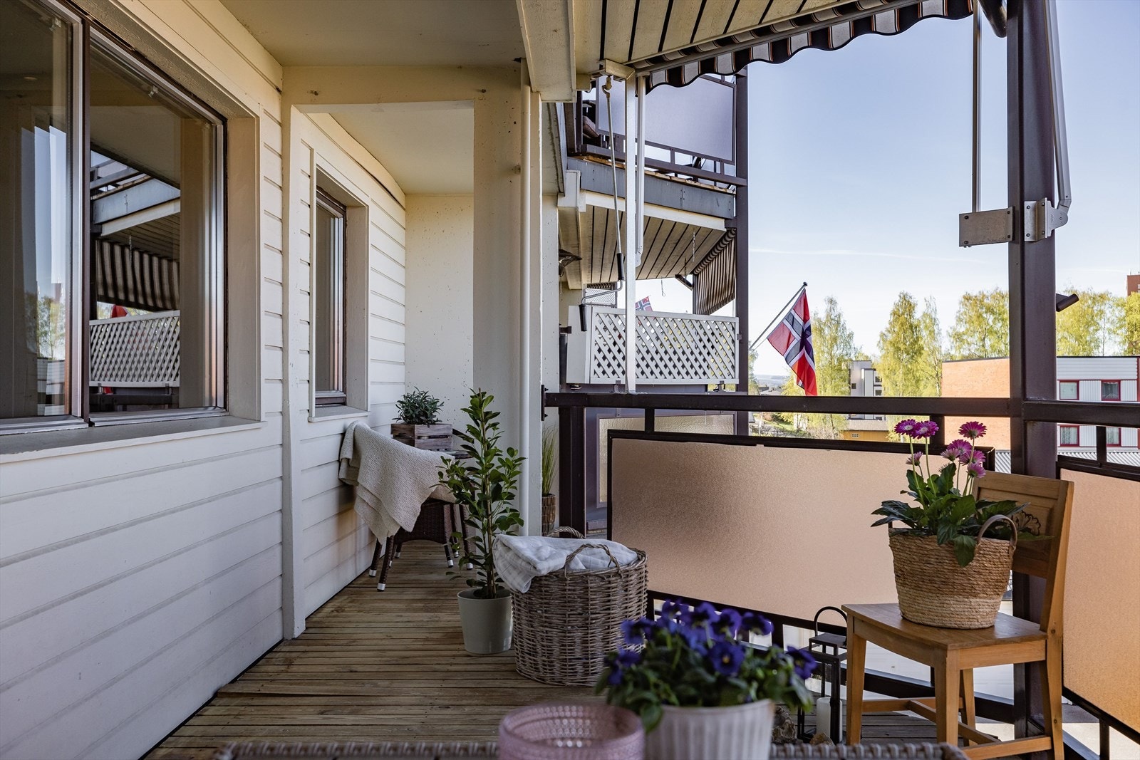 Balkongen vender mot vest og har gode solforhold utover ettermiddagen og kvelden. Galleribilde