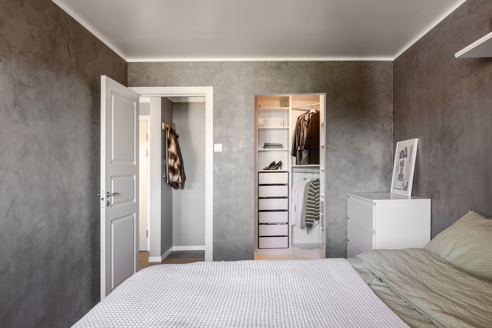 Rommet har praktisk adkomst til en egen walk-in garderobe. Galleribilde