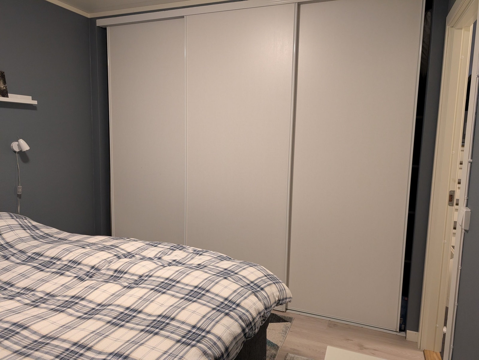 Hoved soverom med stort garderobeskap med skyvedører Galleribilde