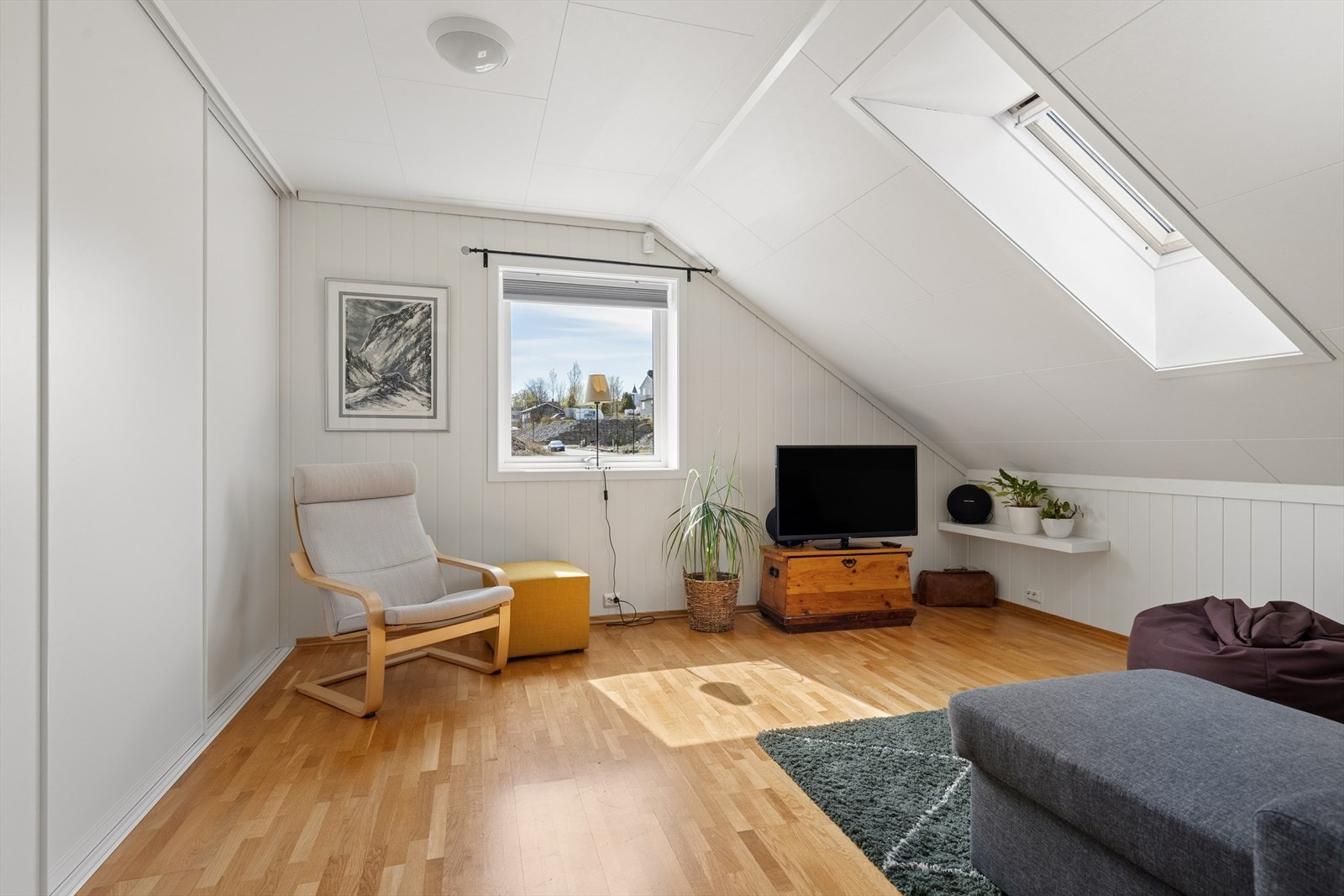 Her finner du en lys og anvendelig loftstue, perfekt som en ekstra TV-stue eller lekeareal for barna. Et takvindu gir godt med dagslys inn i rommet. Rommet er også på originale byggetegninger godkjent som soverom. Galleribilde