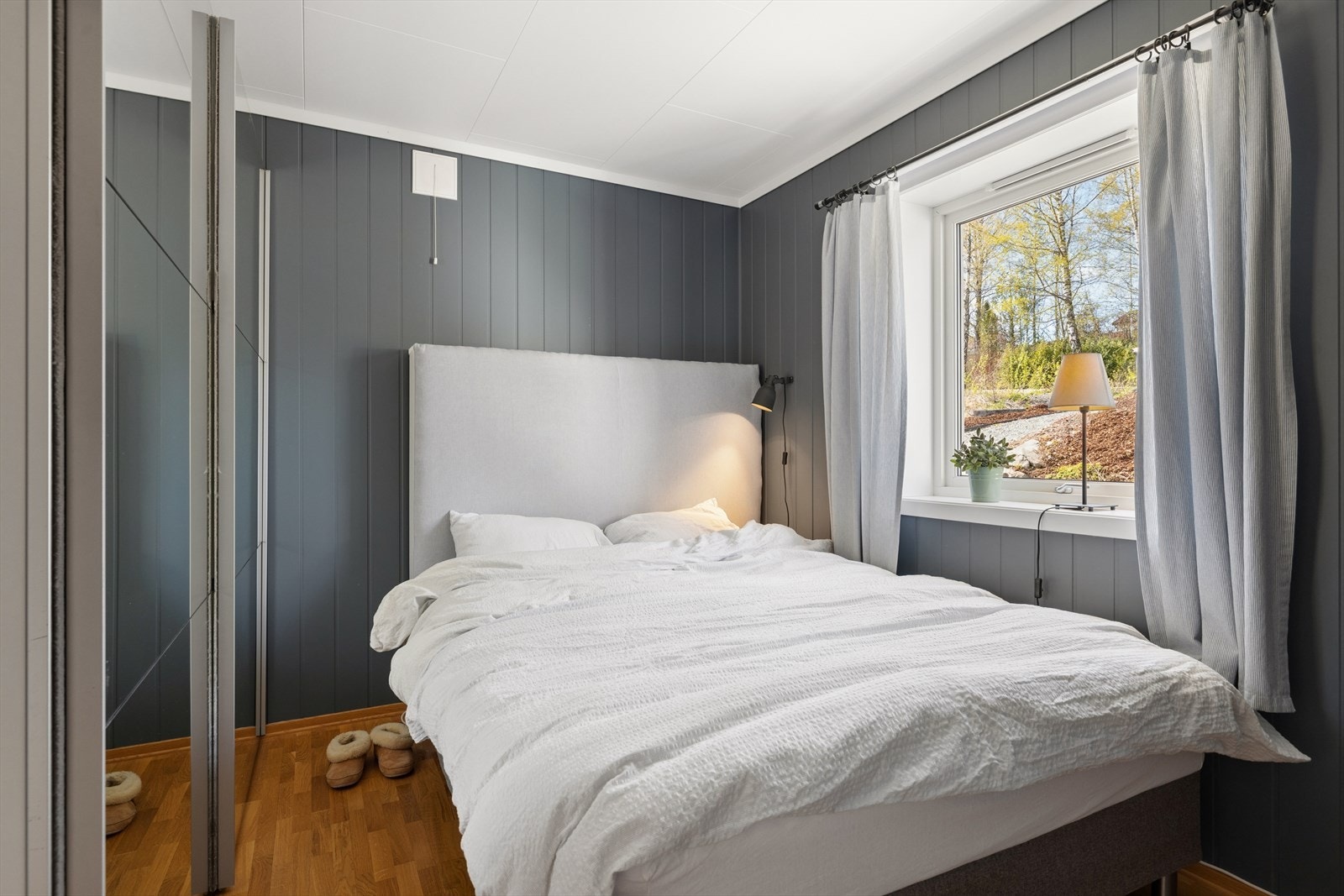 Boligens første soverom ligger praktisk til i første etasje, med adkomst fra gangen. Galleribilde
