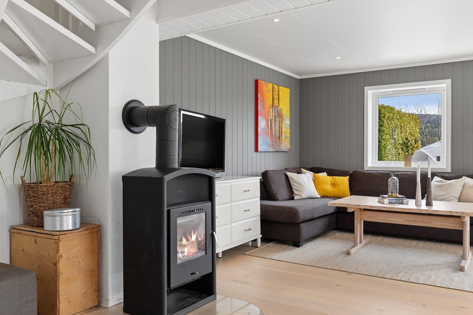 En vedovn gir ekstra varme og hygge, supplert av en varmepumpe fra 2015. Galleribilde