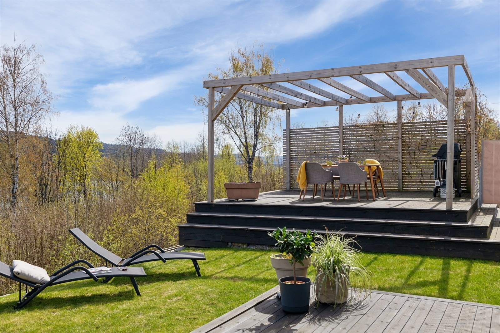 Fra markterrassen og hagen er det adkomst til en frittstående terrasse med pergola. Galleribilde