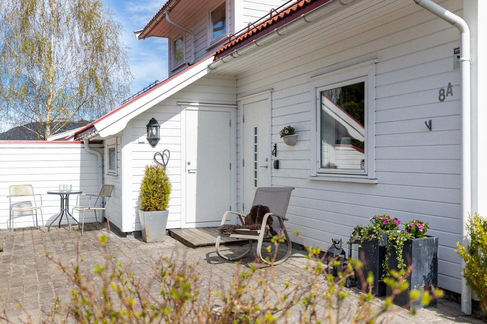 Dette er en flott og innholdsrik halvpart av en vertikaldelt tomannsbolig oppført i 2010. Galleribilde