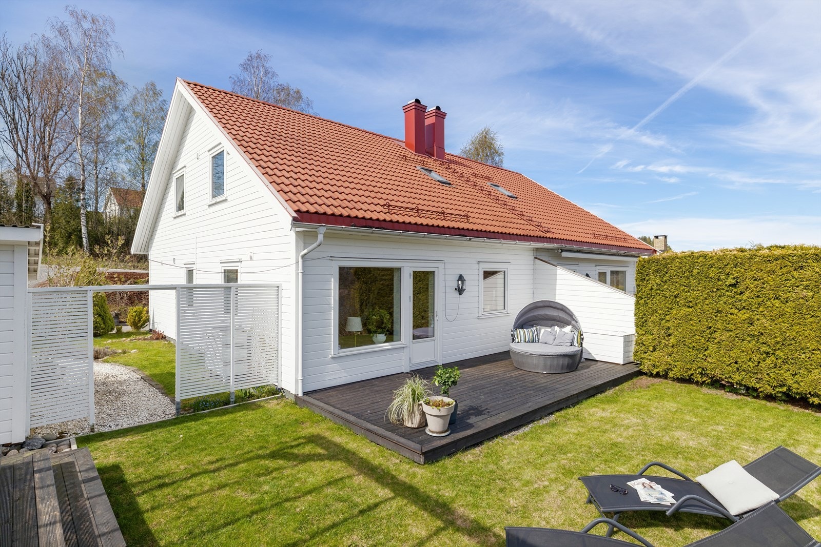 Terrassen har gode solforhold og har plass til diverse utemøblementer. Galleribilde