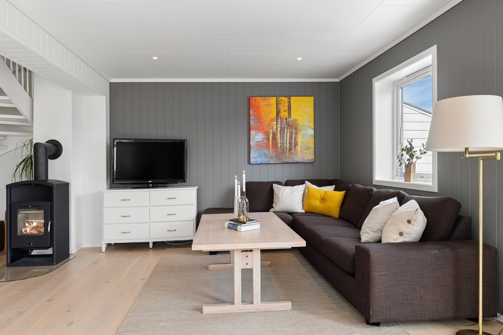 Stuen har gode møbleringsmuligheter og har plass til sofagruppe og tilhørende møbler. Galleribilde