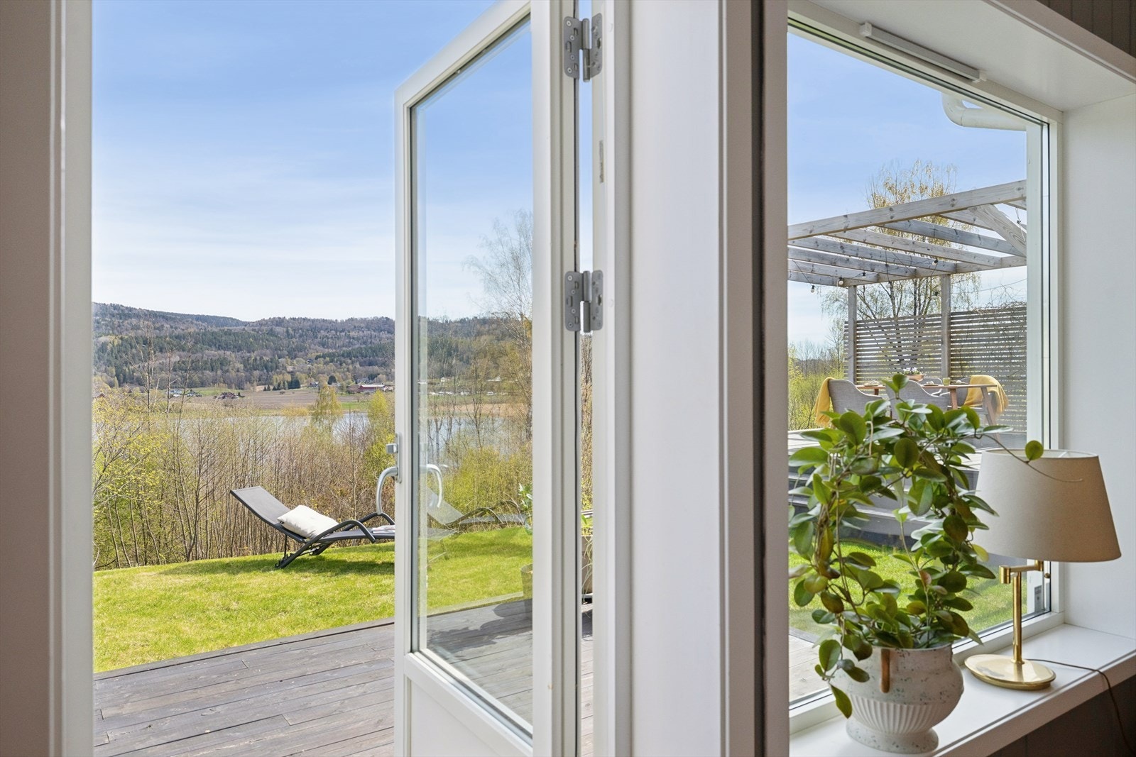 Fra stuen er det utgang til en stor markterrasse og hagen. Galleribilde