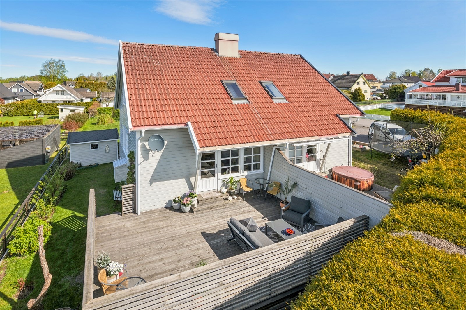 Vertikaldelt tomannsbolig over tre plan med en romslig terrasse på nesten 34 m², bygget i 2017. Galleribilde