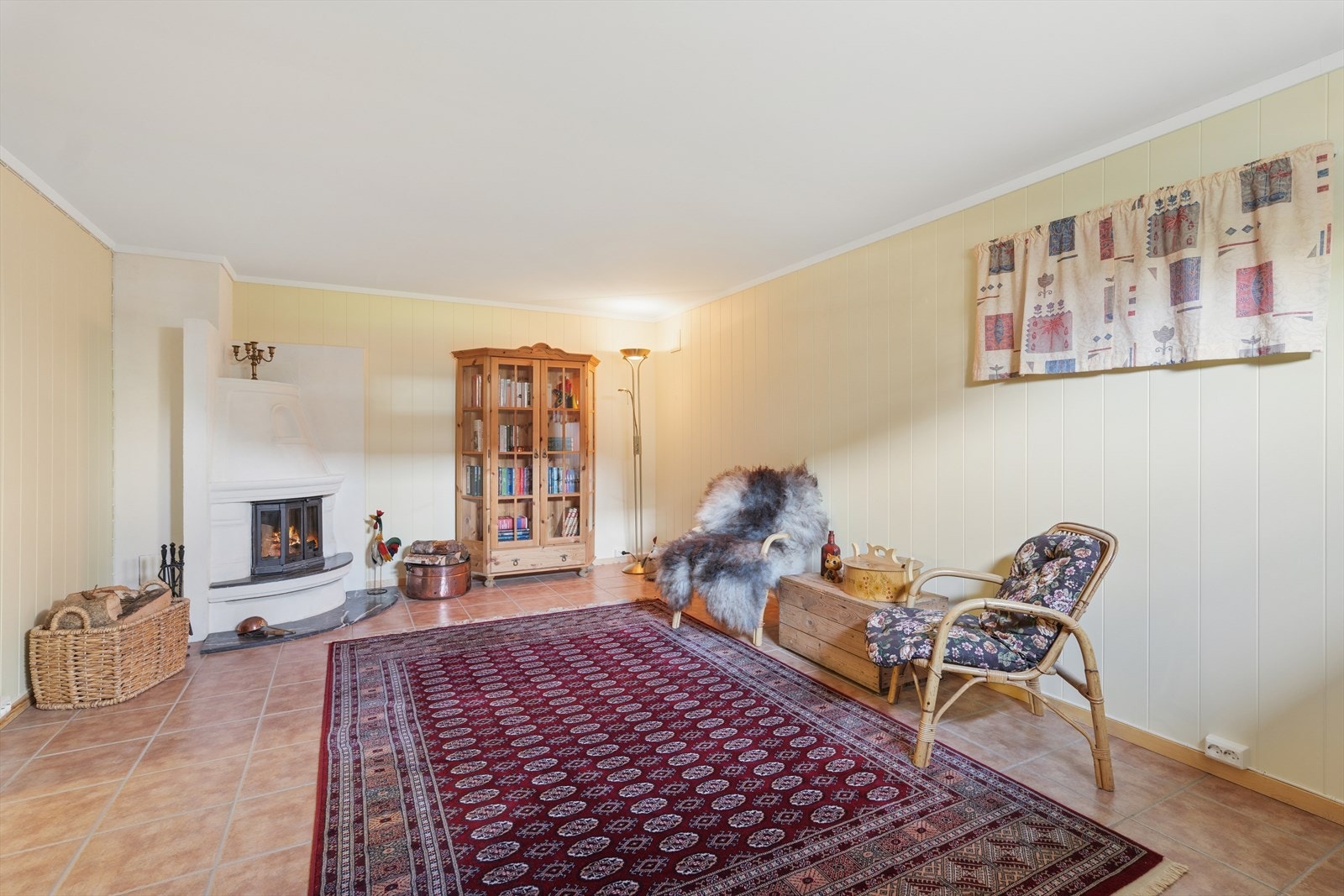 Rom innredet som kjellerstue har flislagt gulv og et ildsted som gir ekstra varme og hygge. NB! Ikke omsøkt eller godkjent til dagens bruk. Galleribilde