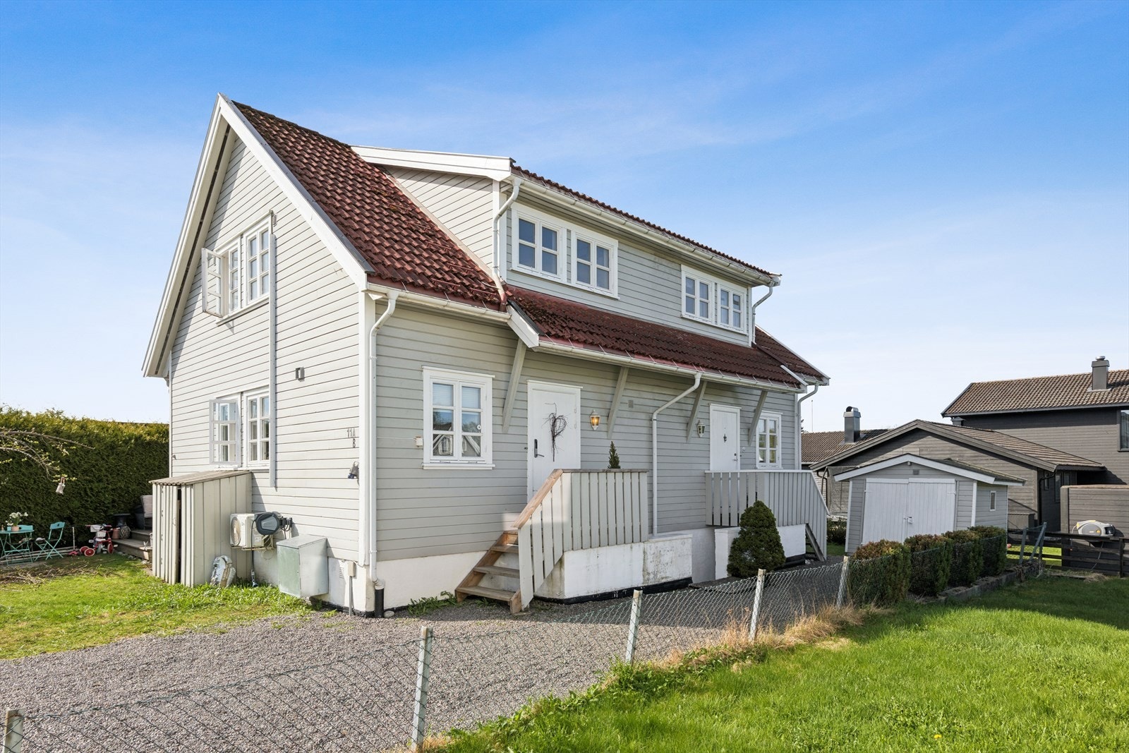 Boligen ligger i et attraktivt og etablert boligområde på Tolvsrød, med kort vei til skoler, butikker og servicetilbud. Galleribilde