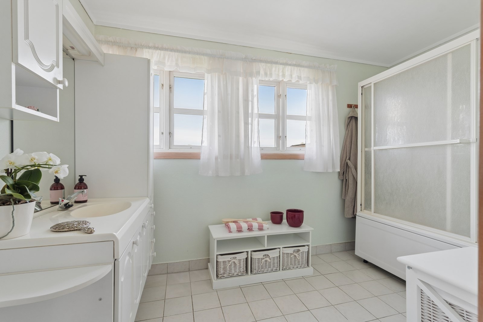 Badet i andre etasje er fra byggeåret og er utstyrt med badekar med dusjløsning. Galleribilde