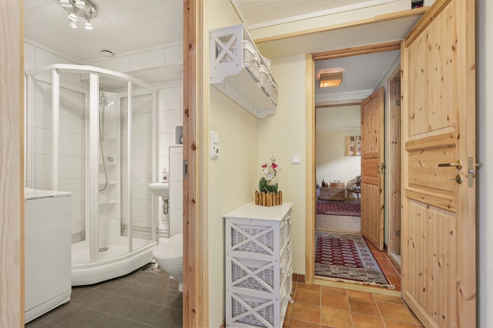 Badet i kjelleren ble oppgradert i 2011 og fungerer også som vaskerom. Galleribilde