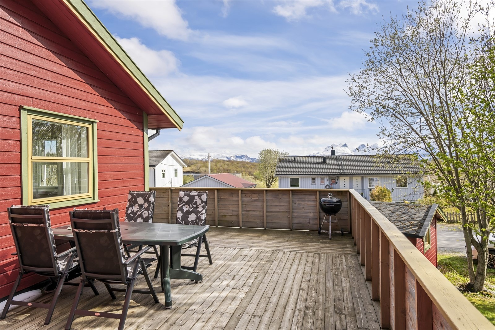 Utsikt fra terrassen mot kjente fjellformasjoner. Galleribilde