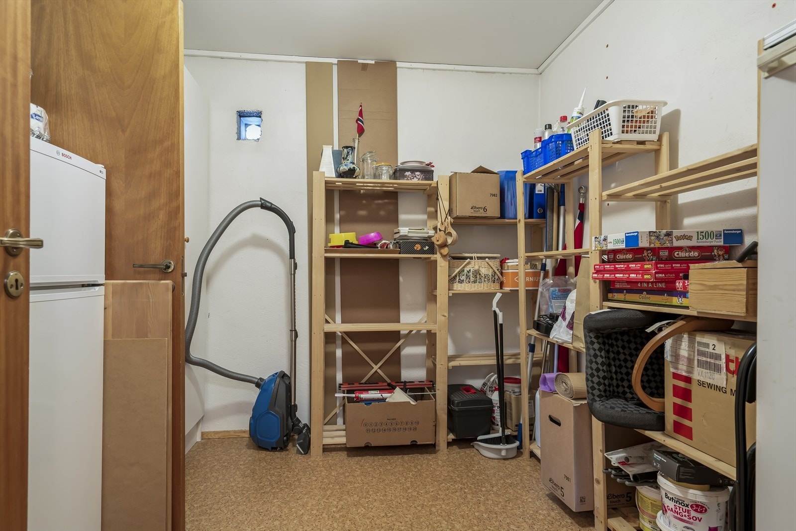 Innvendig bod i kjelleren gir rikelig med lagringsplass. Galleribilde