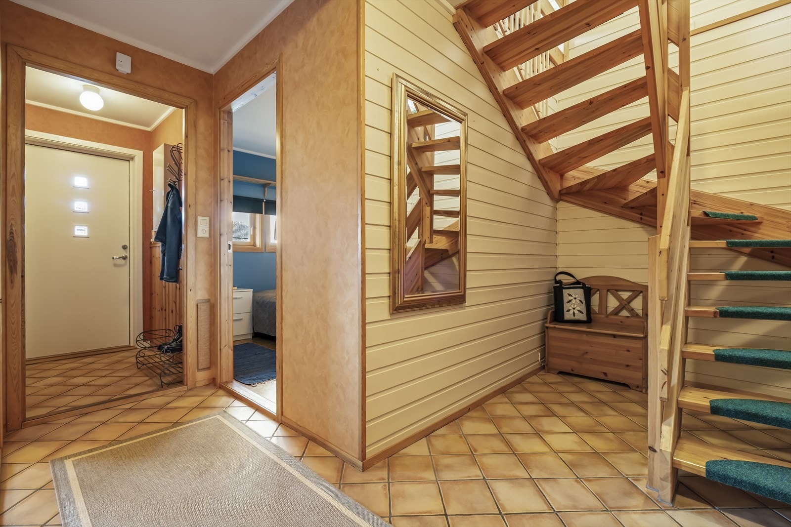 Velkommen inn! Entré med flislagt gulv og plass for garderobe- og opphengsløsninger. Galleribilde