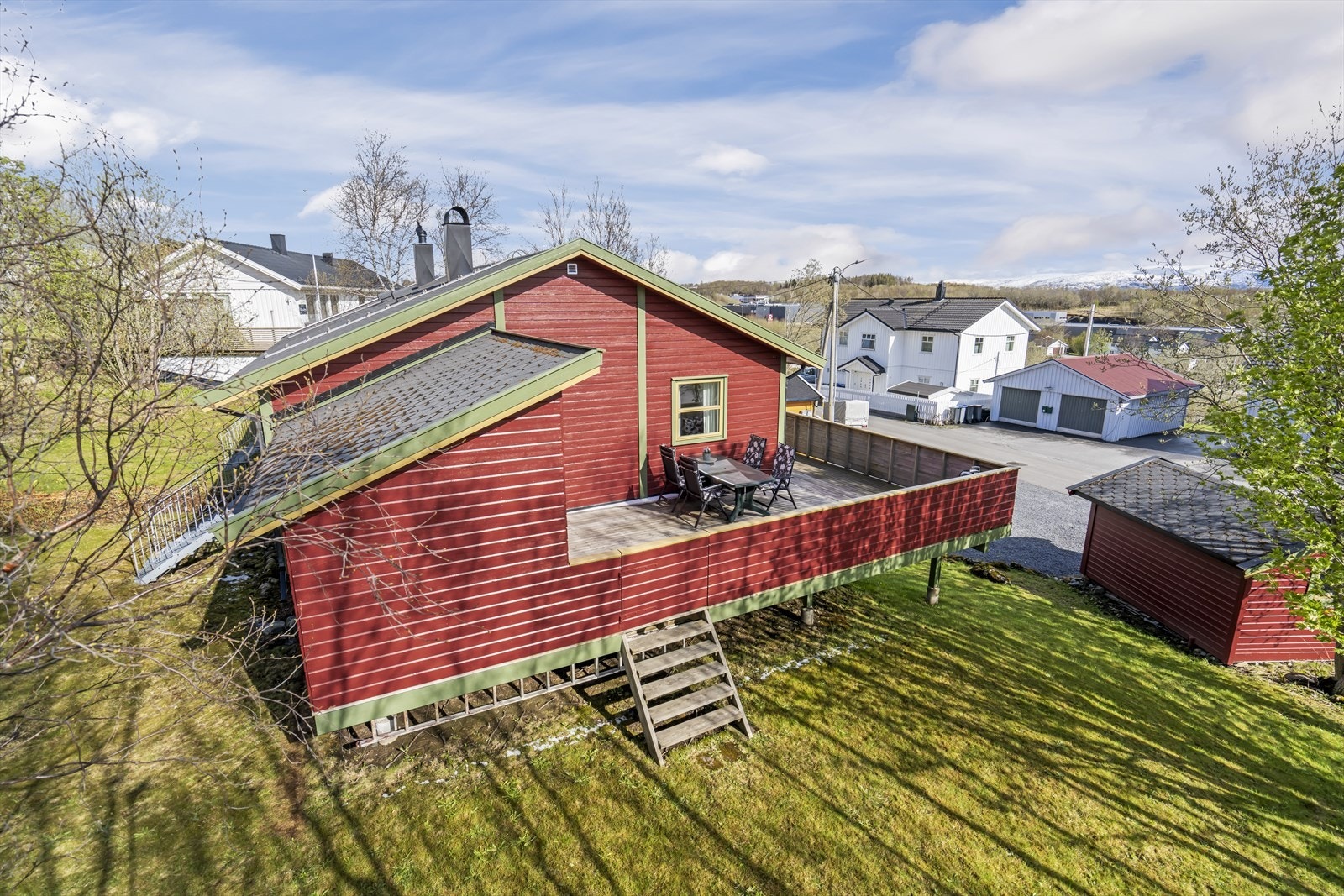 Innholdsrik halvpart av vertikaldelt tomannsbolig på hjørnetomt på Hunstad. Sør og vestvendt terrasse - Gode solforhold! Galleribilde