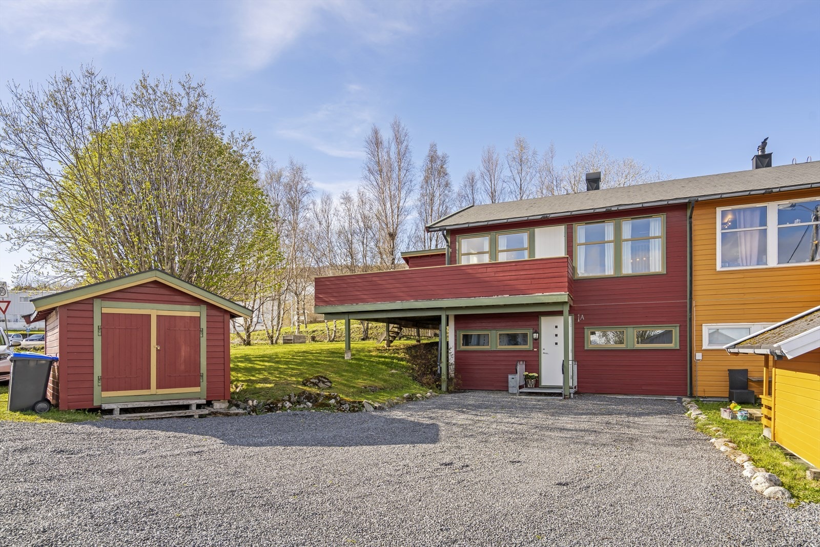 Parkering på egen gruslagt gårdsplass. Frittstånde bod på ca 11 kvm. Hovedytterdøren til huset ble skiftet i 2019. Galleribilde