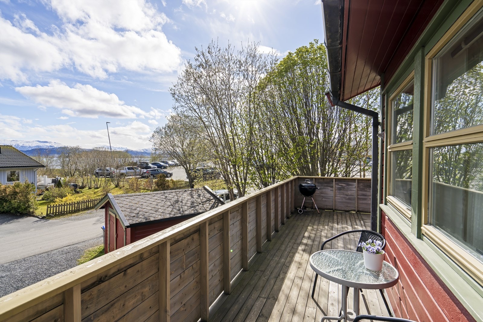 Stor terrasse som strekker seg rundt boligen på den ene siden. Sør og vestvendt med gode solforhold! Galleribilde